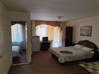 Отели типа «постель и завтрак» Mini Hotel Vesna Днепр Семейный номер Делюкс-3