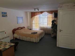 Отели типа «постель и завтрак» Mini Hotel Vesna Днепр Семейный номер Делюкс-7